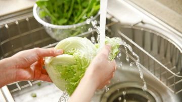 Con agua corriendo: esa es la mejor forma de lavar las frutas y verduras frescas.