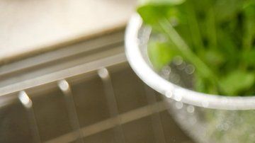 Con agua corriendo: esa es la mejor forma de lavar las frutas y verduras frescas incluso en tiempo de coronavirus.