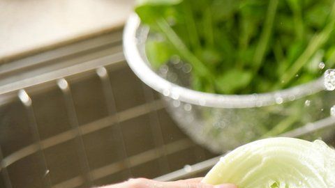 Con agua corriendo: esa es la mejor forma de lavar las frutas y verduras frescas incluso en tiempo de coronavirus.