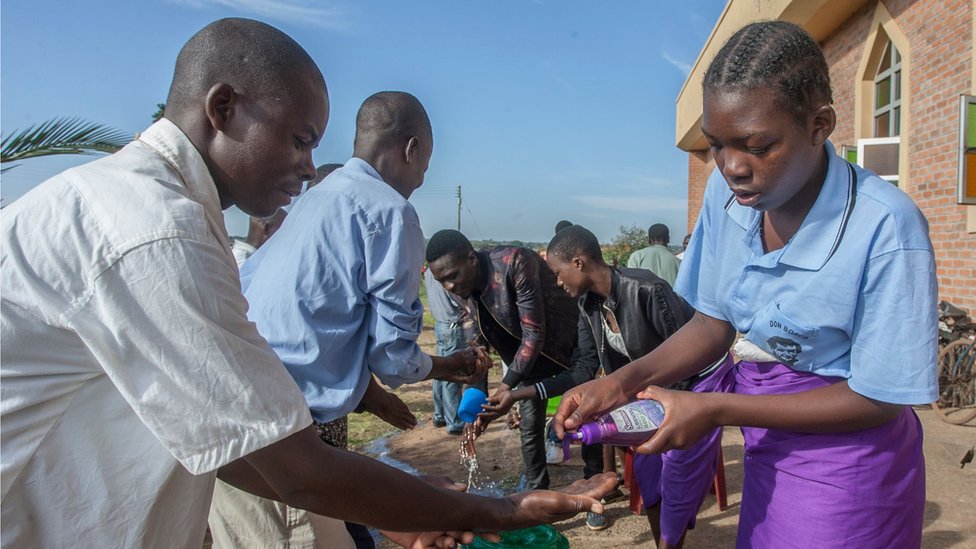 En Lilongwe, Malawi, también están tomando medidas preventivas contra la covid-19, como lavarse constantemente las manos.
