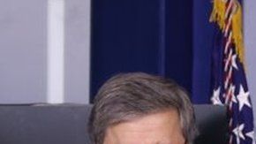 Trump hizo el anuncio en compañía de William Barr (i) yMark Esper.