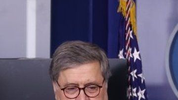 Trump hizo el anuncio en compañía de William Barr (i) yMark Esper.