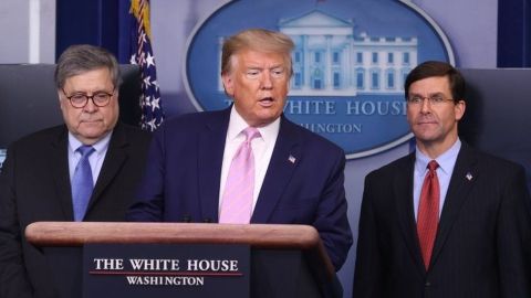 Trump hizo el anuncio en compañía de William Barr (i) yMark Esper.