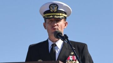 Brett Crozier era el oficial al mando del USS Theodore Roosevelt.