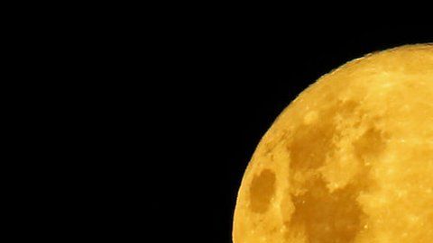 Un avión pasa por delante de la Luna, en Curitiba, Brasil, el 9 de marzo de 2020.