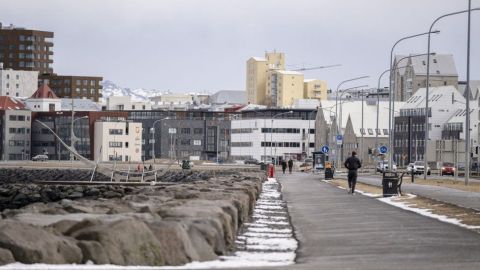 En Islandia fueron prohibidas las reuniones con más de 20 personas.
