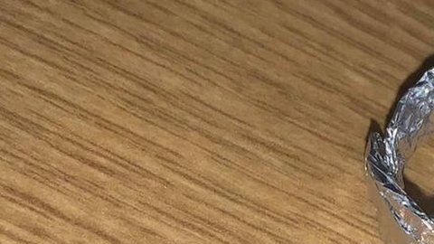 Los miembros del equipo prepararon los anillos con papel aluminio para que todo pareciera como una ceremonia real.