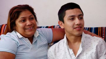 Dreamer Osny Sorto junto a su madre Maria Vazquez en el 2018 habló acerca de su detención en Adelanto Detention Center. (Aurelia Ventura/La Opinion)