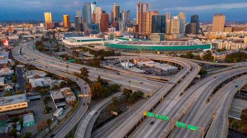 Vista aérea muestra el nulo tráfico en un distribuidor que conecta las autopista 10 y 110.