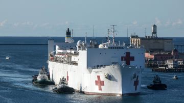 El buque hospital USNS Mercy llegando al Puerto de Los Ángeles. Cortesía de US Navy.