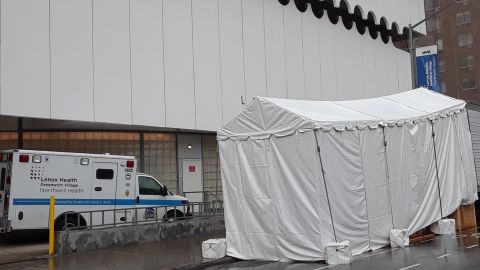 Largar y tensas horas se están viviendo en los centros de salud