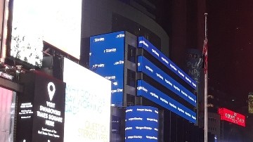 Hacinamiento en casas y vacío en la zona hotelera de NYC