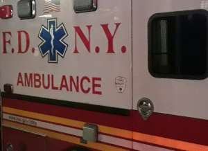 Una mujer muerta y dos heridos: choque navideño en Queens; conductor huyó