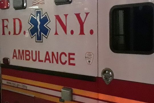 Tres muertos dejó aparatoso choque en Nueva York: auto impactó un árbol y se incendió