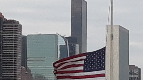 Bandera a media asta: Nueva York está de luto