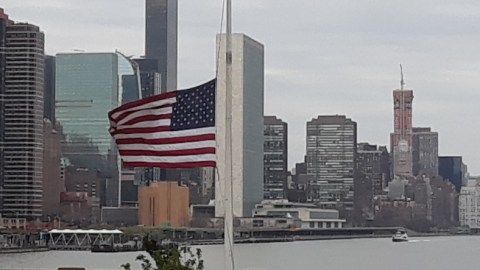 Bandera a media asta: Nueva York está de luto