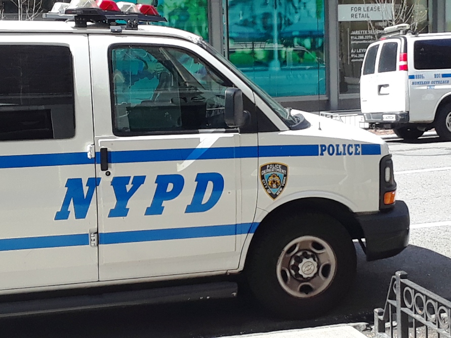 Video: Injured father protecting his children in a hail of bullets in a store in New York