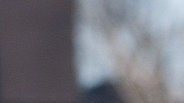 Personal médico realiza la toma de muestras de COVID-19 a un paciente en un centro de pruebas  temporal instalado en un estacionamiento en los Estados Unidos.