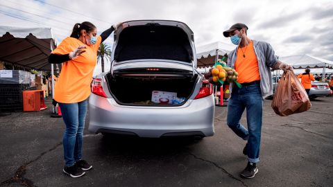 Línea de autos cerca de un banco de alimentos en Anaheim, California.