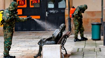 Militares desinfectan calles en Oviedo.