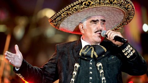 Vicente Fernández sedado e internado en un hospital esta vez por una fuerte caída.