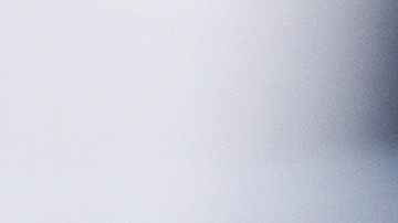 Foto de archivo de un oficial del Departamento de Bomberos del Condado de Los Ángeles mientras conversa con un oficial de policía.