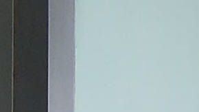 Profesionales con trajes protectores y máscaras sanitarias.