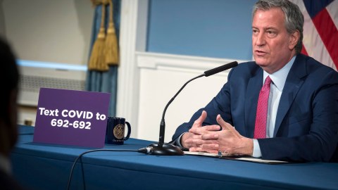 De Blasio asegura que crisis del coronavirus podría ver la luz en mayo o junio
