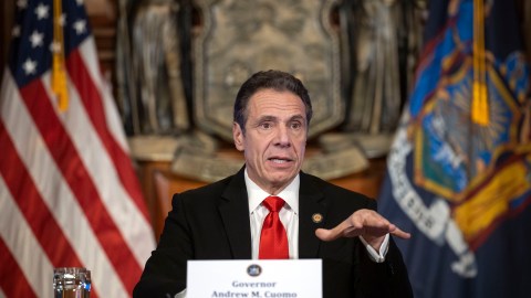 Gobernador Andrew Cuomo, 13 de abril