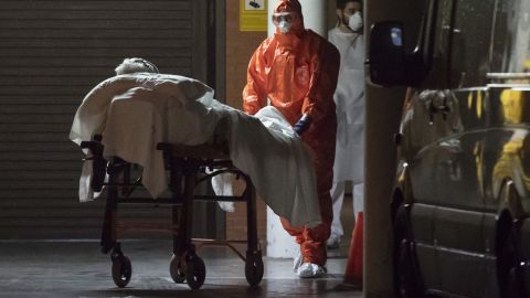 Enfermeros del servicio de salud español trasladan al hospital a un hombre de una residencia de mayores (Foto archivo).)