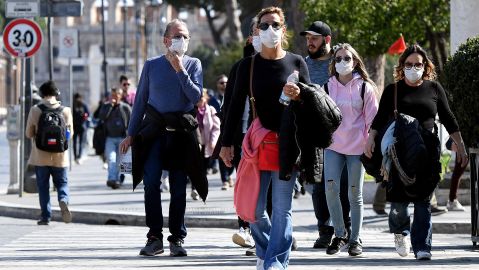 La máscara de tela puede ayudar a disminuir el contagio de COVID-19.