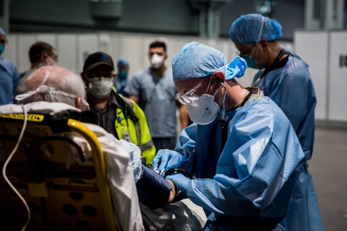Personal médico del Ejército atiende a un paciente en la Estación Médica Javits de Nueva York (JNYMS).