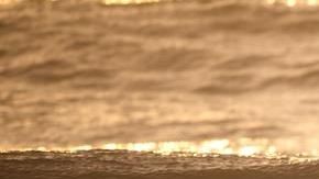 Un surfista entra al mar al atardecer. Foto de archivo.