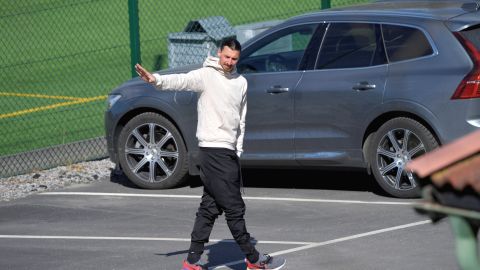 Ibra despidiéndose tras el entrenamiento con el equipo del cual es socio.