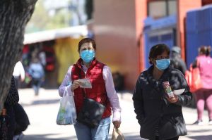 Subsecretario de Salud de México minimiza el uso del cubrebocas como medida contra coronavirus