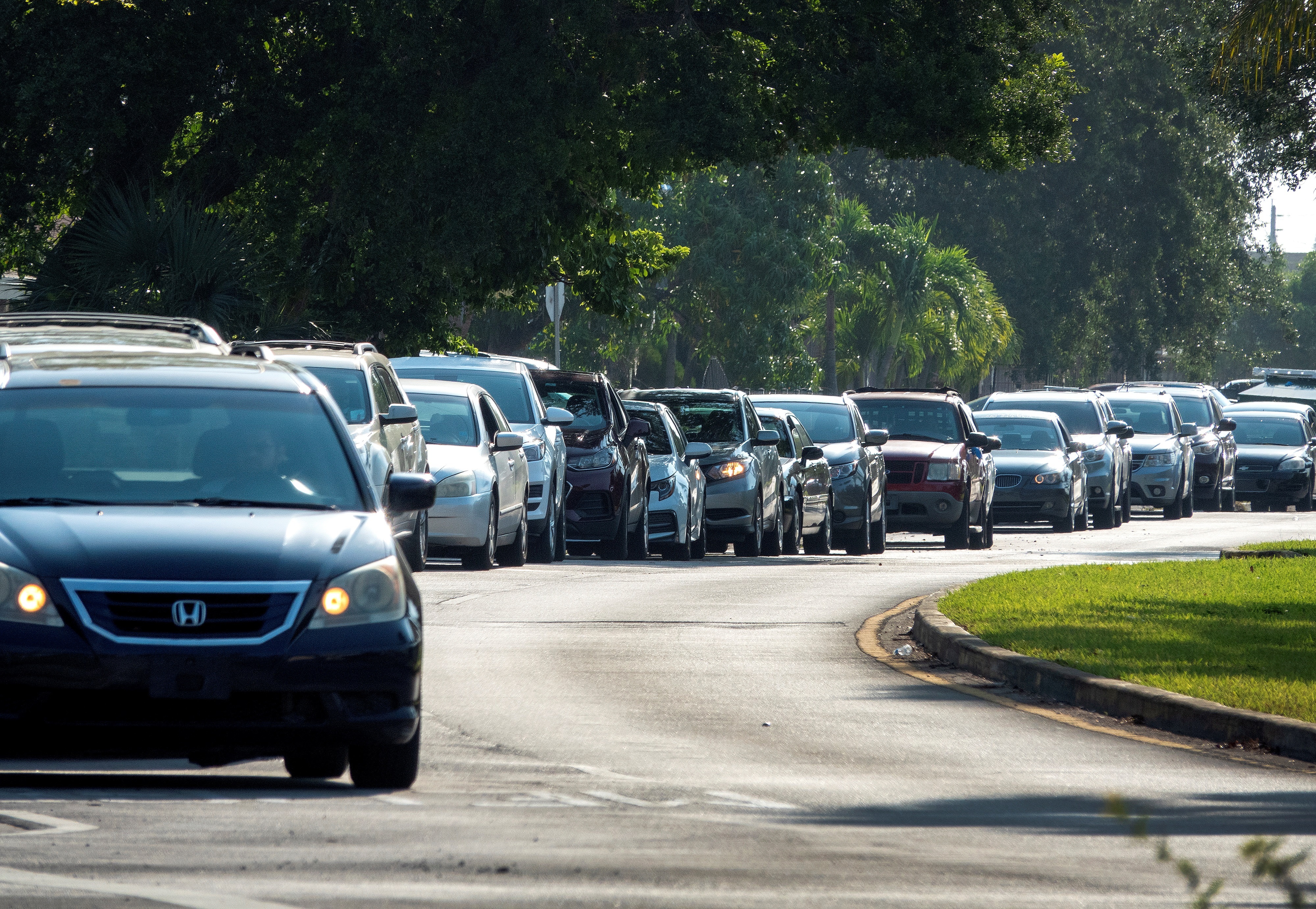 Línea de autos cercade un banco de alimentos en el sur de Florida.