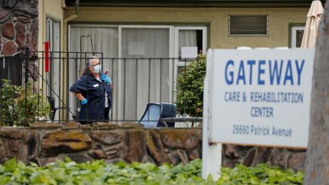 Una trabajadora del Gateway Care and Rehabilitation Center en Hayward, California.