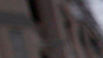 Un manifestante observa a un policía  durante las protestas contra el Gobierno de Sebastián Piñera.