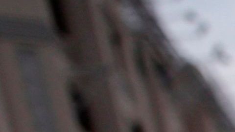 Un manifestante observa a un policía  durante las protestas contra el Gobierno de Sebastián Piñera.