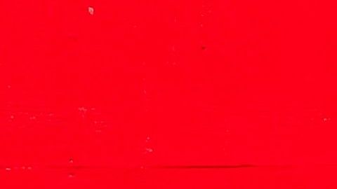 Dos personas caminan al frente de un graffiti de L.A.