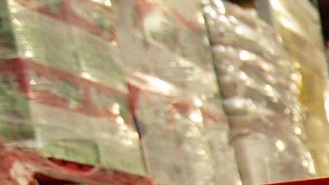 Para afrontar el coste de pañales y otras necesidades básicas, muchas familias hacen sus compras a granel.