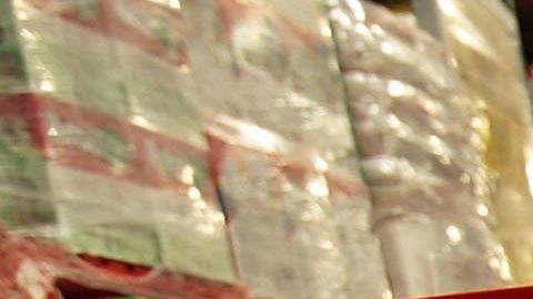 Para afrontar el coste de pañales y otras necesidades básicas, muchas familias hacen sus compras a granel.