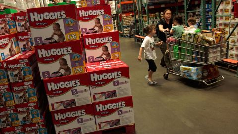 Para afrontar el coste de pañales y otras necesidades básicas, muchas familias hacen sus compras a granel.