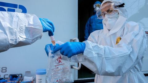Científicos de todo el mundo trabajan investigando sobre COVID-19.