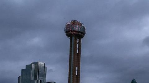 El centro de Dallas con el mensaje de quedarse en casa en un edificio.