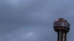 El centro de Dallas con el mensaje de quedarse en casa en un edificio.