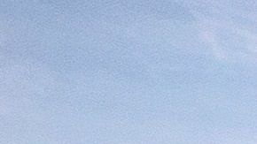 Dos oficiales de la Policía patrullan una playa del condado de Los Ángeles.