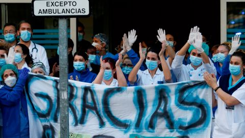 El personal sanitario de la Fundación Jiménez Díaz de Madrid devuelve el aplauso recibido cada día a las 8 de la noche.