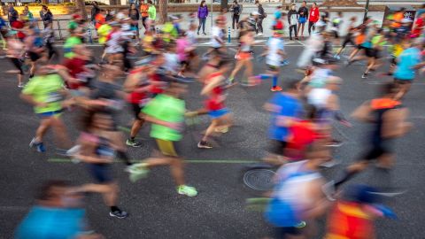 Juan Carlos Blanco recorrió la distancia de un maratón dentro de su hogar.