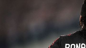 La elección del 80 de Ronaldinho ocurrió porque cuando llegó al Milán, el 10 que él quería ya lo tenía Clarence Seedorf.